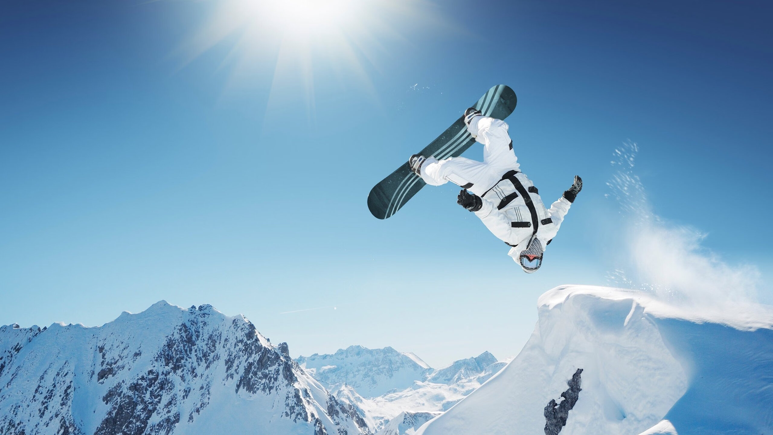 爱游戏官方-《直播平台与电竞合作新模式：内容多样化铺开》，电竞行业和直播行业